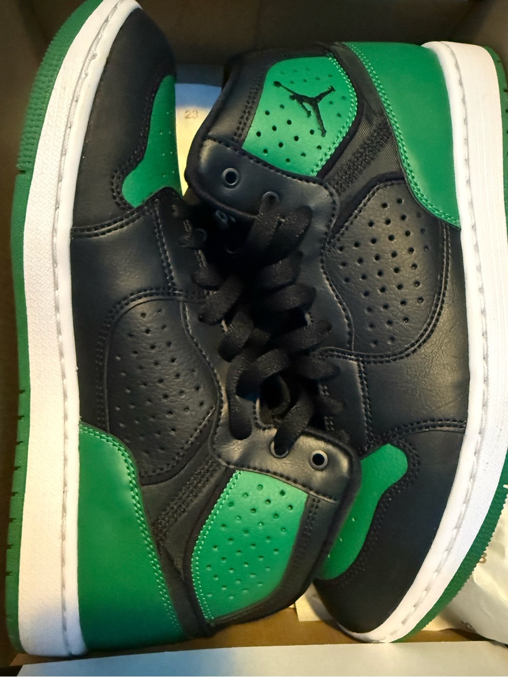 Jordan Access Sneakers in Black, White & Green Size 8.5